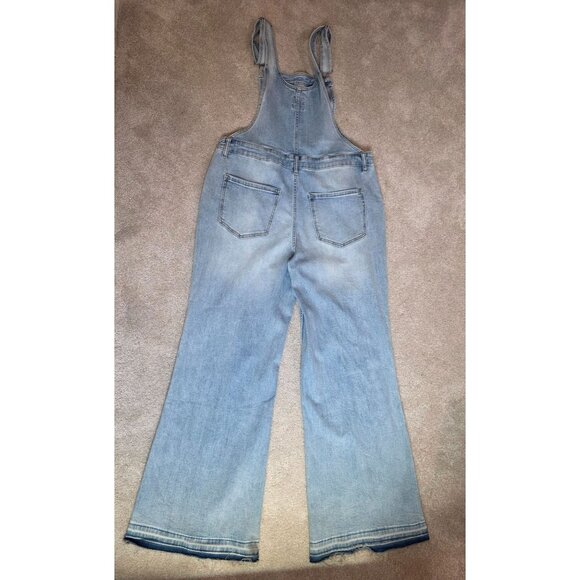 Vintage Style Light Wash Denim Overalls With Button Details & Front Pocket - Picture 10 of 11